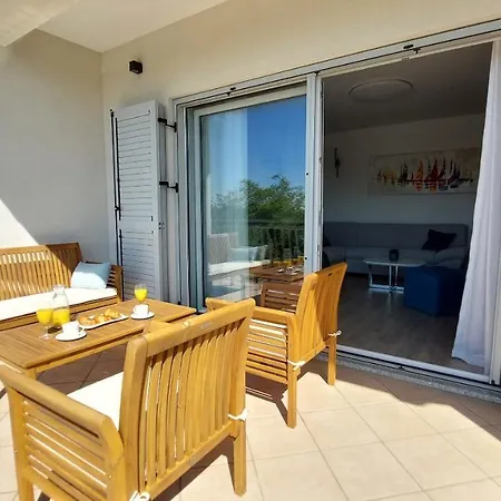 Amoena With Pool And Sauna וילה