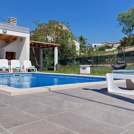 Amoena With Pool And Sauna וילה *