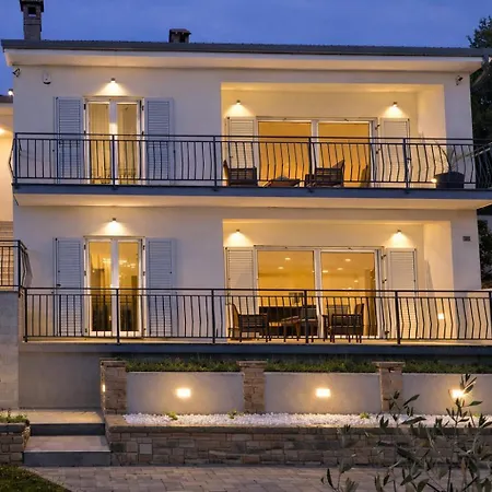 Villa Amoena With Pool And Sauna *