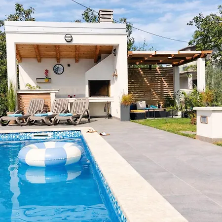 Villa Amoena With Pool And Sauna *