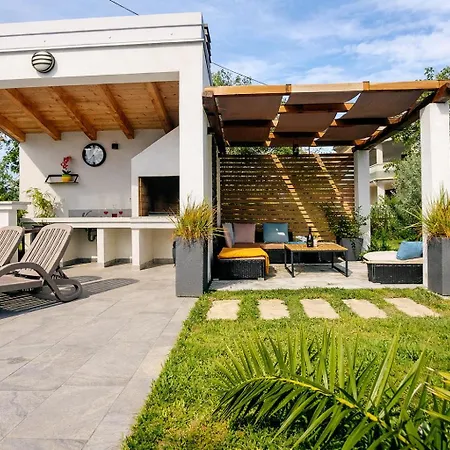 Amoena With Pool And Sauna Villa *