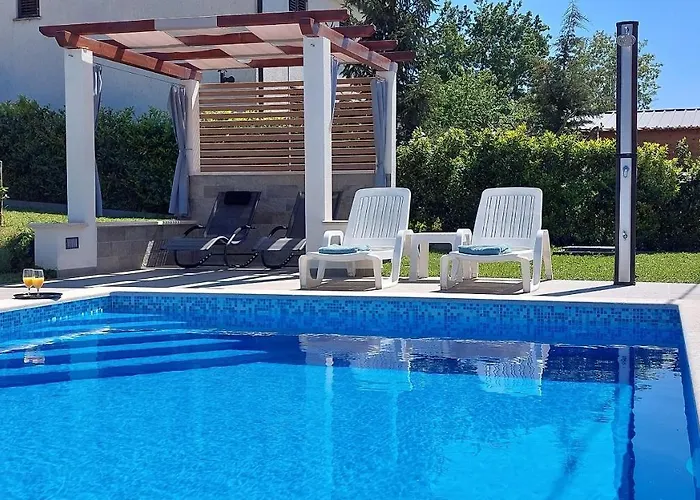 Amoena With Pool And Sauna 브르토니글라