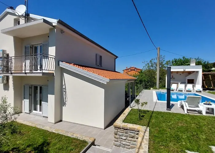 Amoena With Pool And Sauna 빌라 *