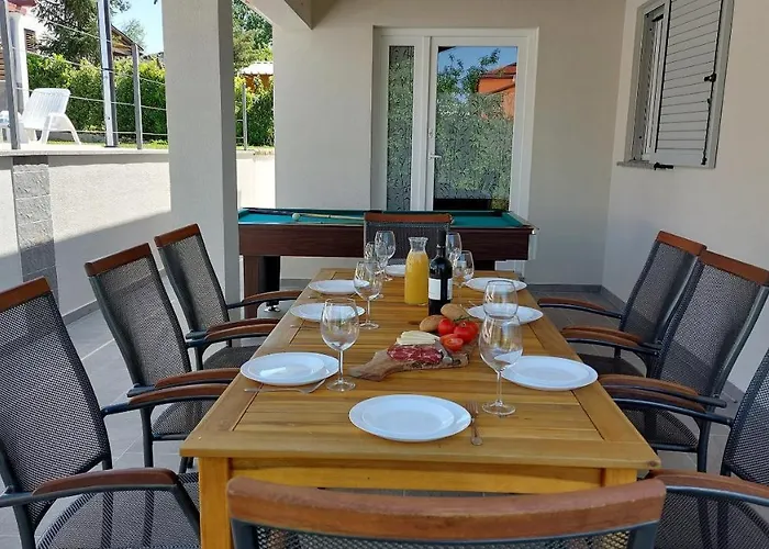 Amoena With Pool And Sauna 브르토니글라