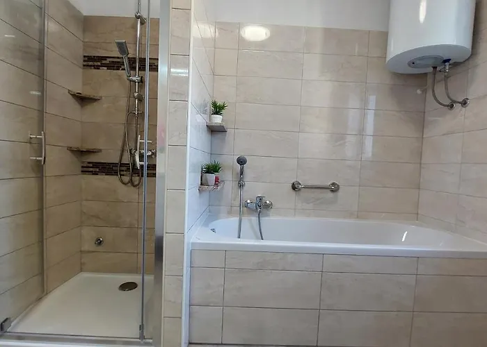 Amoena With Pool And Sauna 브르토니글라