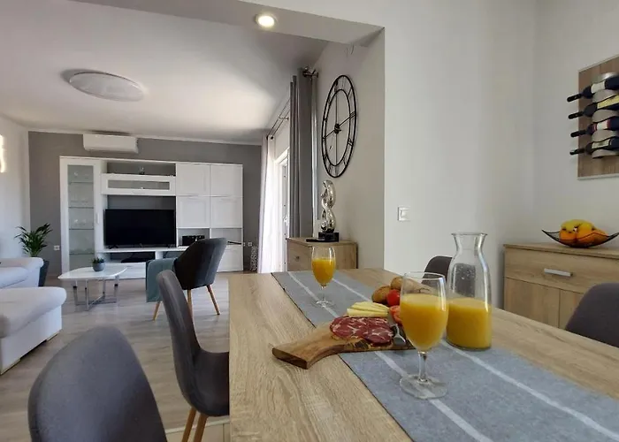 Amoena With Pool And Sauna 빌라