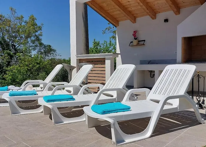 Amoena With Pool And Sauna 빌라 브르토니글라