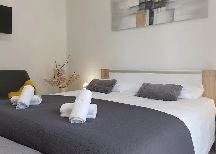 빌라 Amoena With Pool And Sauna 브르토니글라