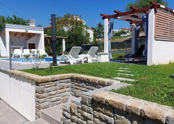 Amoena With Pool And Sauna 빌라 *