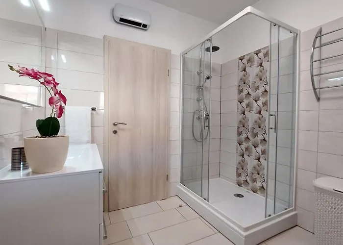 Amoena With Pool And Sauna 빌라 브르토니글라